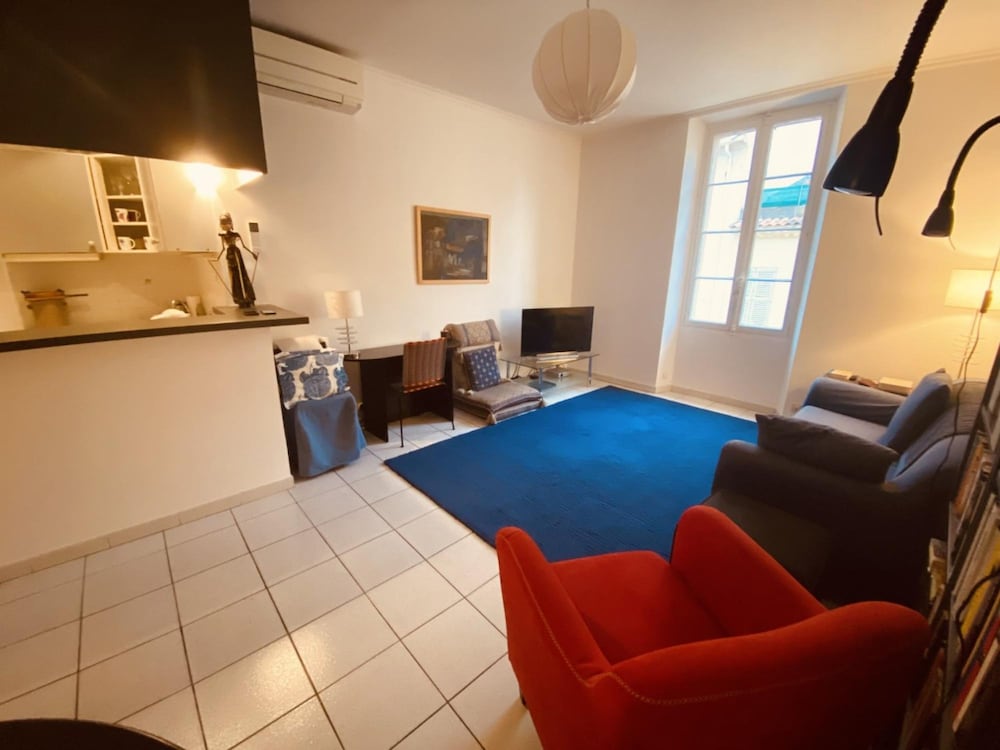 2 Bedroom Apartment in the Heart of Cannes air Conditioning Easy Walk to the Palais des Festivals - 2015