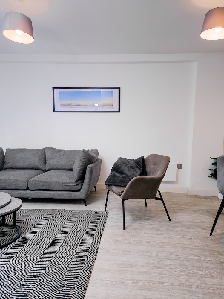 Salford - 2 Bed Apartment - Sleeps 4 - Wifi