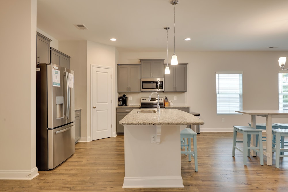 3 Mi to Sand & Surf: Ocean Isle Beach Retreat!