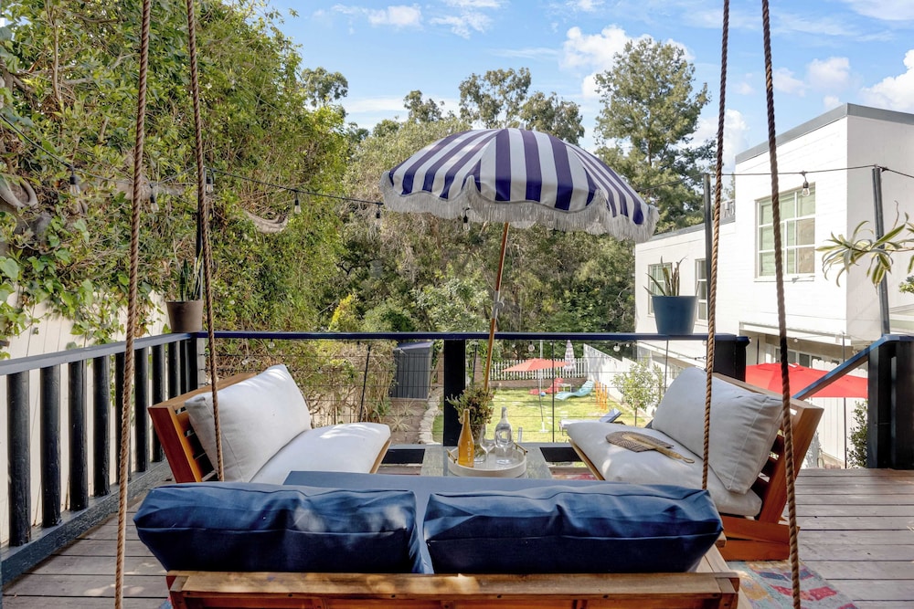 Chic LA Hideaway w/ Soaking Tub, Firepit Lounge & Tranquil Backyard