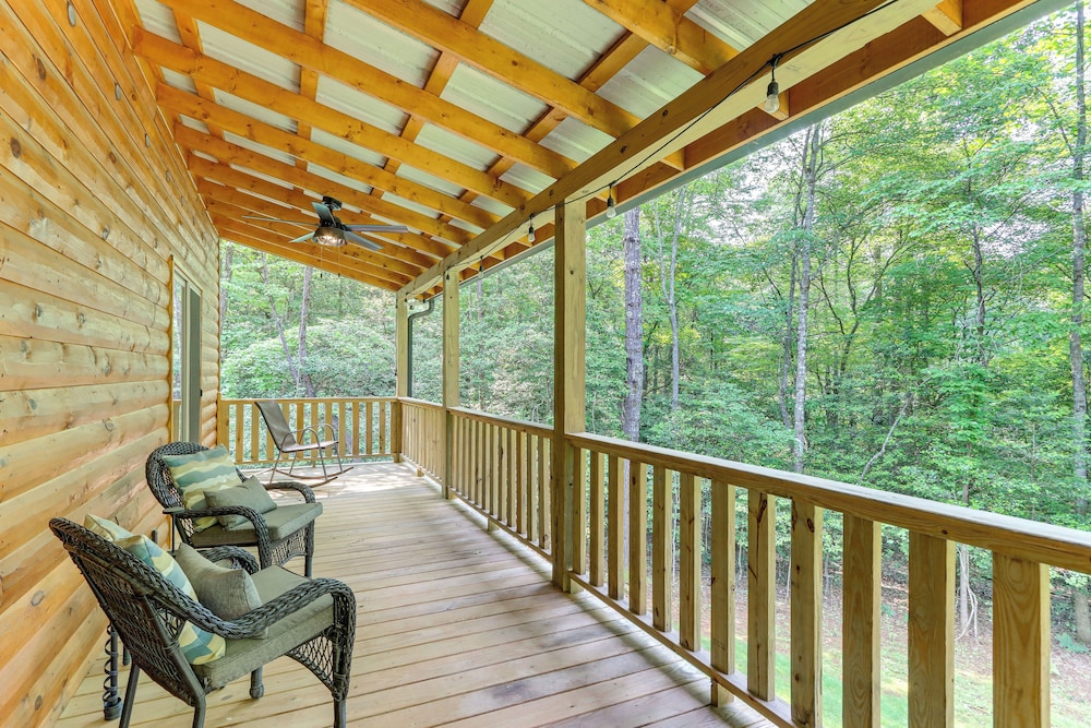 10 Mi to Main St Murphy: Cabin w/ Covered Deck!
