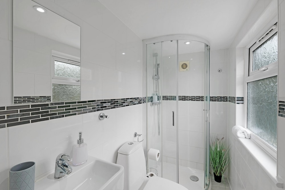 Stylish 4 Bedroom Home in Brightside Ave