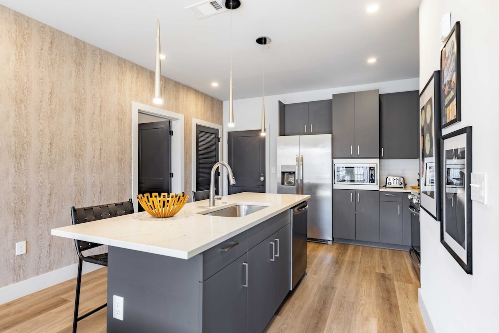 Sleeps 18 3 Modern Midtown Apartments w/ Gym + Pool Walkable to Shops & Eats