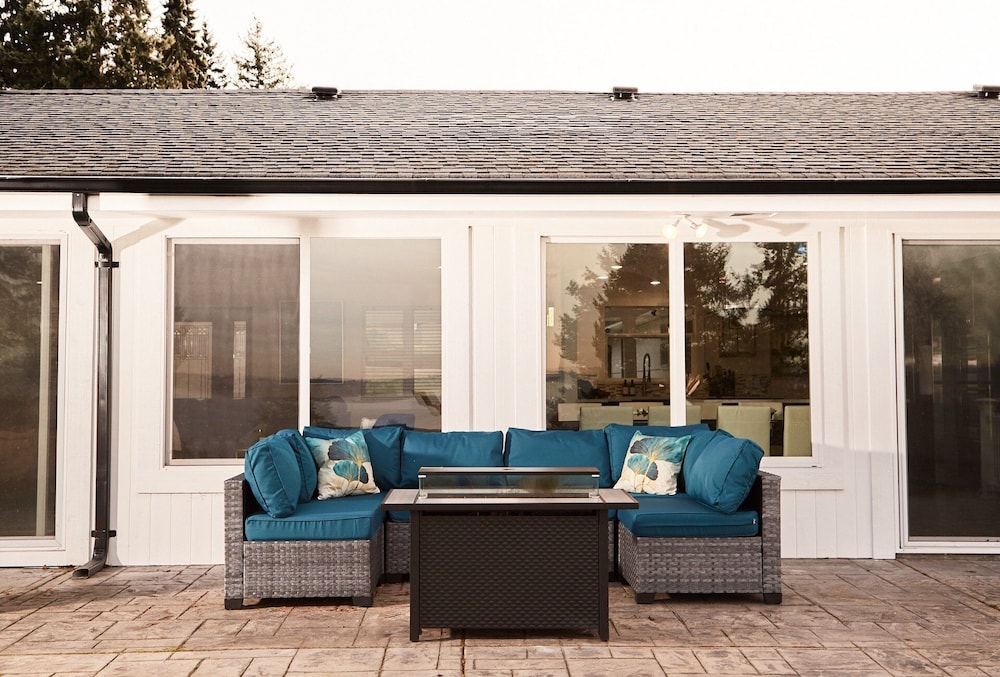 Relaxing Coastal Escape With Ocean Views 5 Bedroom Home