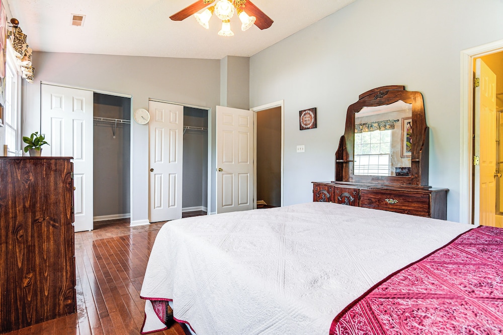 11 Mi to Dtwn Aberdeen: Spacious Townhome!