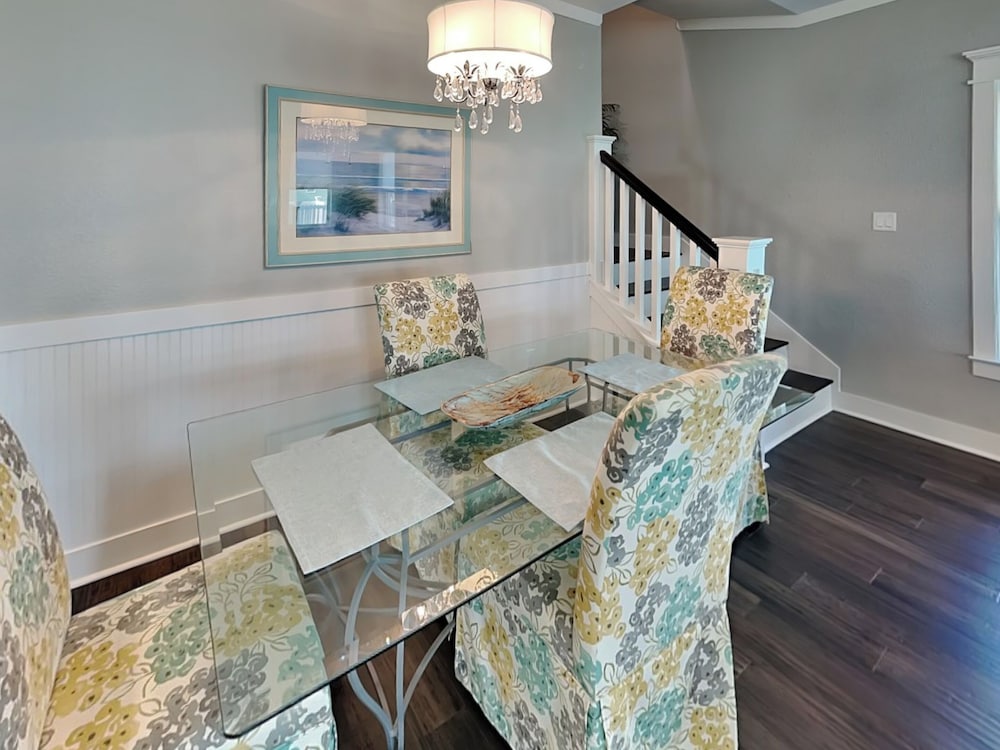 Rosé By The Bay by Ryson Vacation Rentals