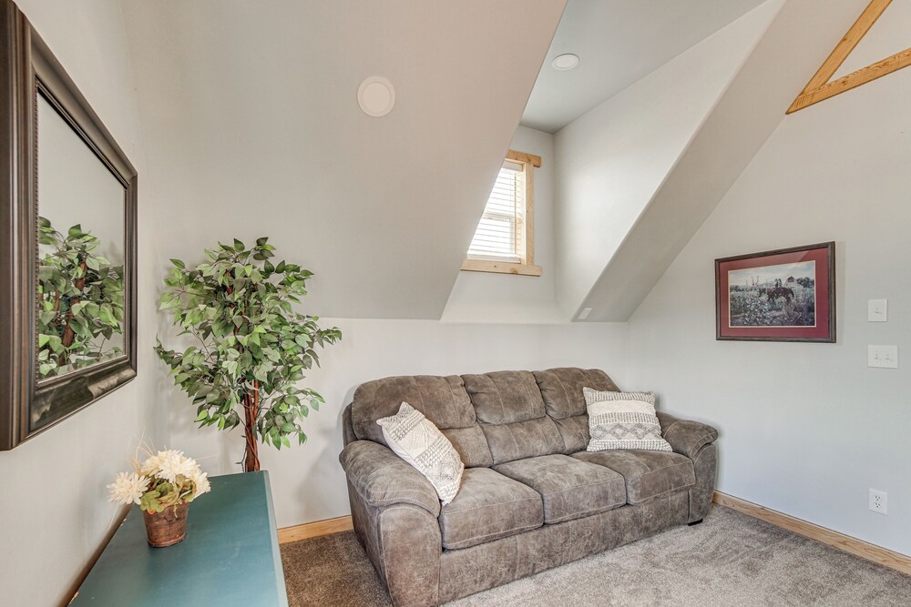 Family Home w/ Mountain Views in Circleville!
