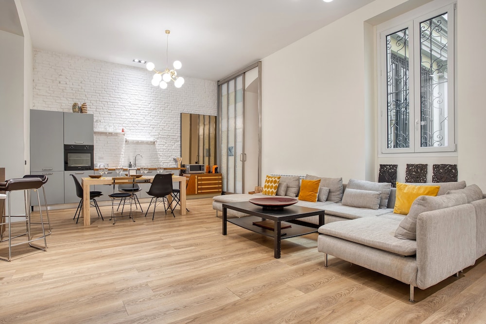 JOIVY Stylish Central Maisonette