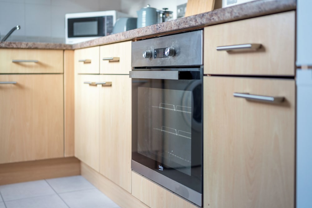 Spacious 1 Bedroom Apartment w/ Parking in Crawley