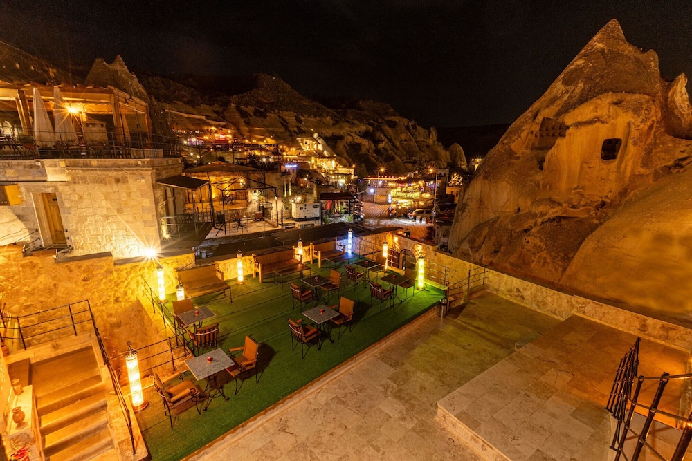 Arkelas Cave House
