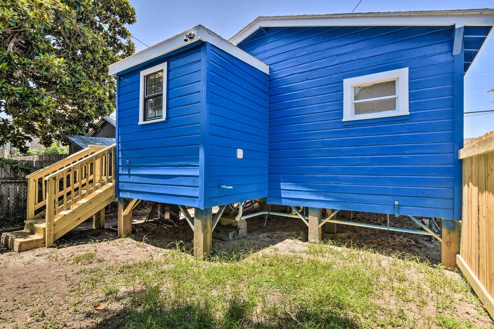 Blue Dolphin' Cottage: Walk to Galveston Seawall! view 3