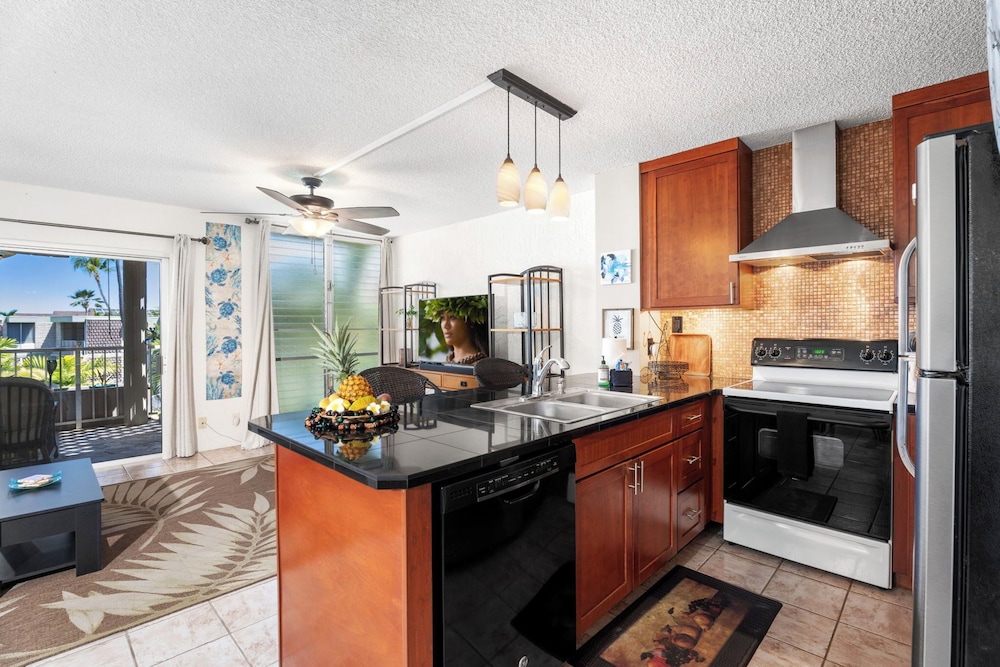 Oceanview Kona Condo - Pool, Lanai, Walk to Town - Vrkcv