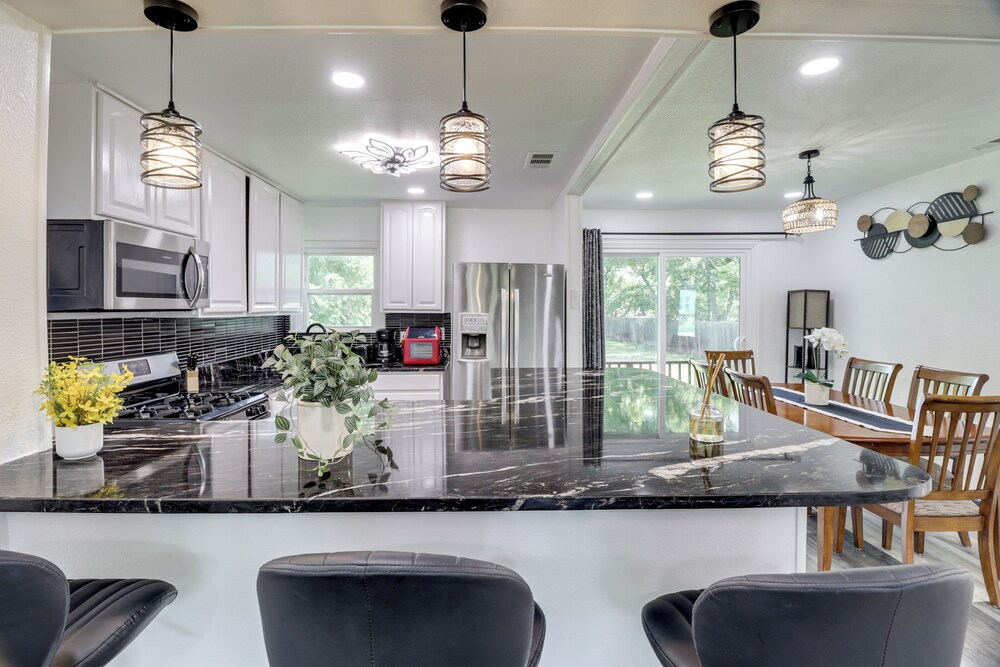 1 Mi to At&t Stadium: Family Home w/ Large Yard!