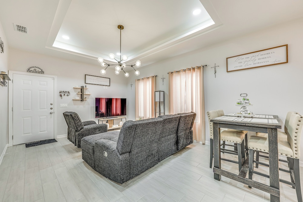 4 Mi to Dtwn: Modern Apartment in Edinburg!
