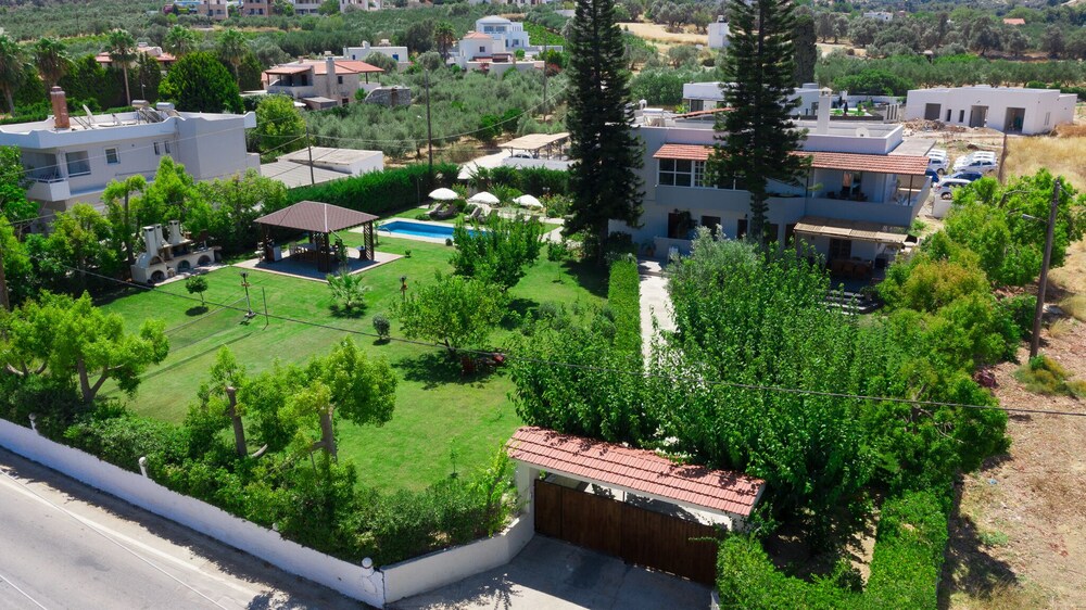 Euphoria Home for 6 with pool and garden view 5