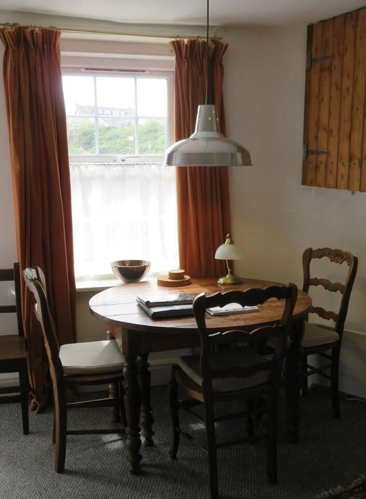 The Pepper Pot Sleeps 4 Sunlit Garden