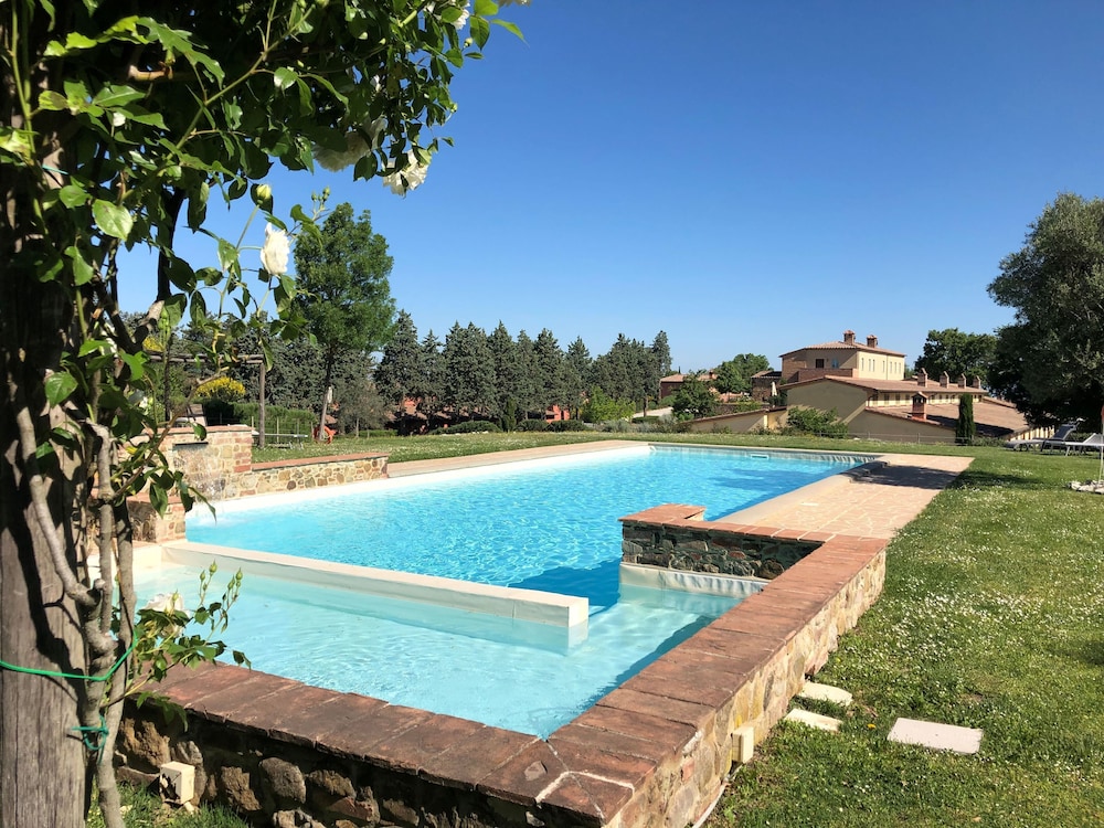 Luxury resort in the Tuscan countryside view 4