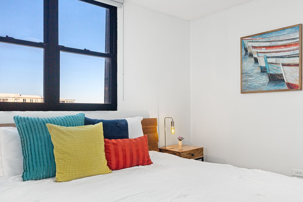 Otium Stay Steps From the Beach City Views Pet Friendly