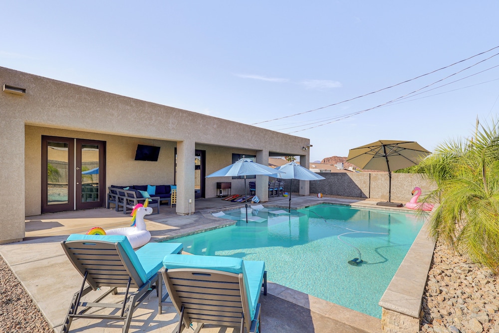Modern Gem w/ Pool & Mtn Views in Lake Havasu City