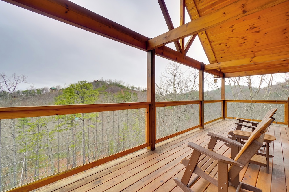 Hot Tub, Game Room & Mtn Views: Sevierville Cabin