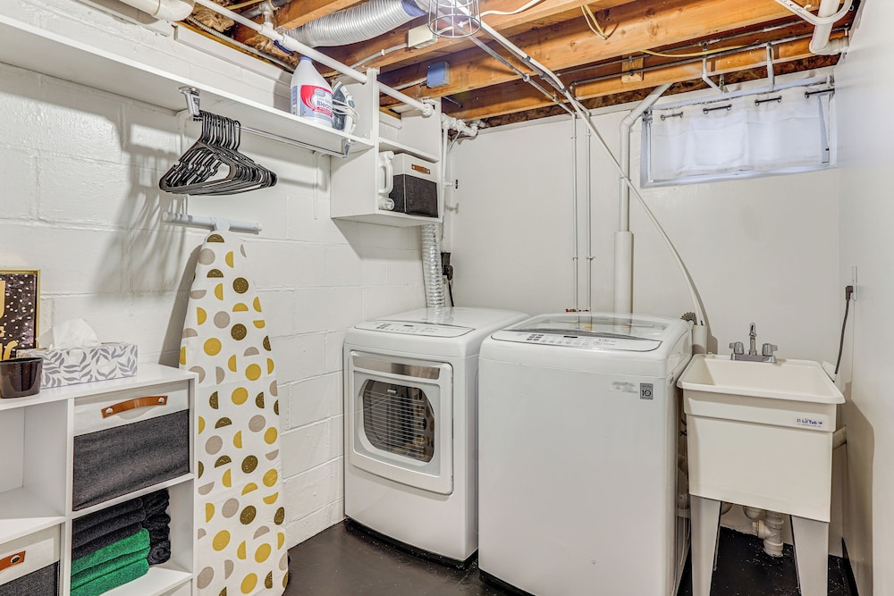 < 1 Mi to Dtwn Sioux Falls: Home w/ Private Yard view 4