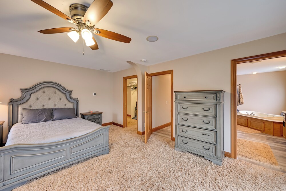 Hot Tub & Dock: Waterfront Lake Hamilton Home