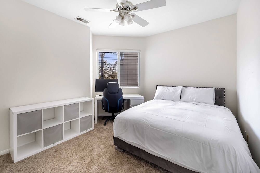 Walk to Dining, Mission + Pacific Beach, and Bars/nightlife Private Backyard