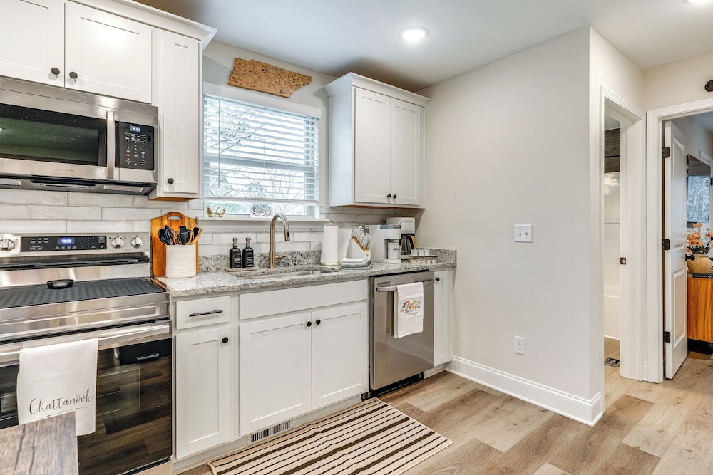 Ideal Location & Mountain Views: Chattanooga Home!
