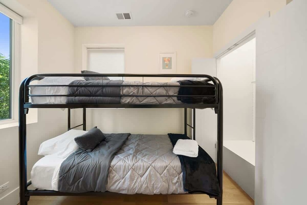 New 3 Bed by United Center w Parking Balcony