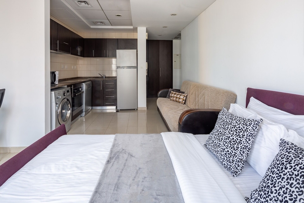 Modern Studio w/ Incredible Marina Views!