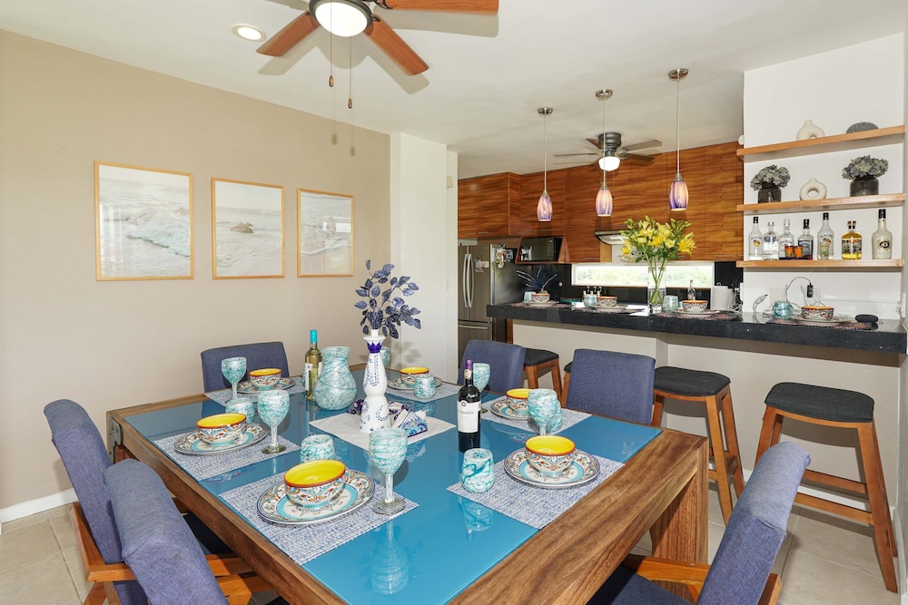 Sleeps 10 Views Beach 1 Block