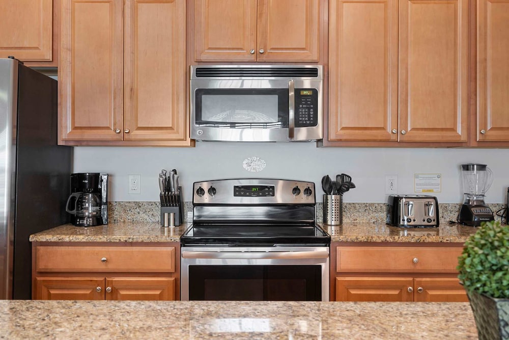 4BR Townhome With Pool at Storey Lake