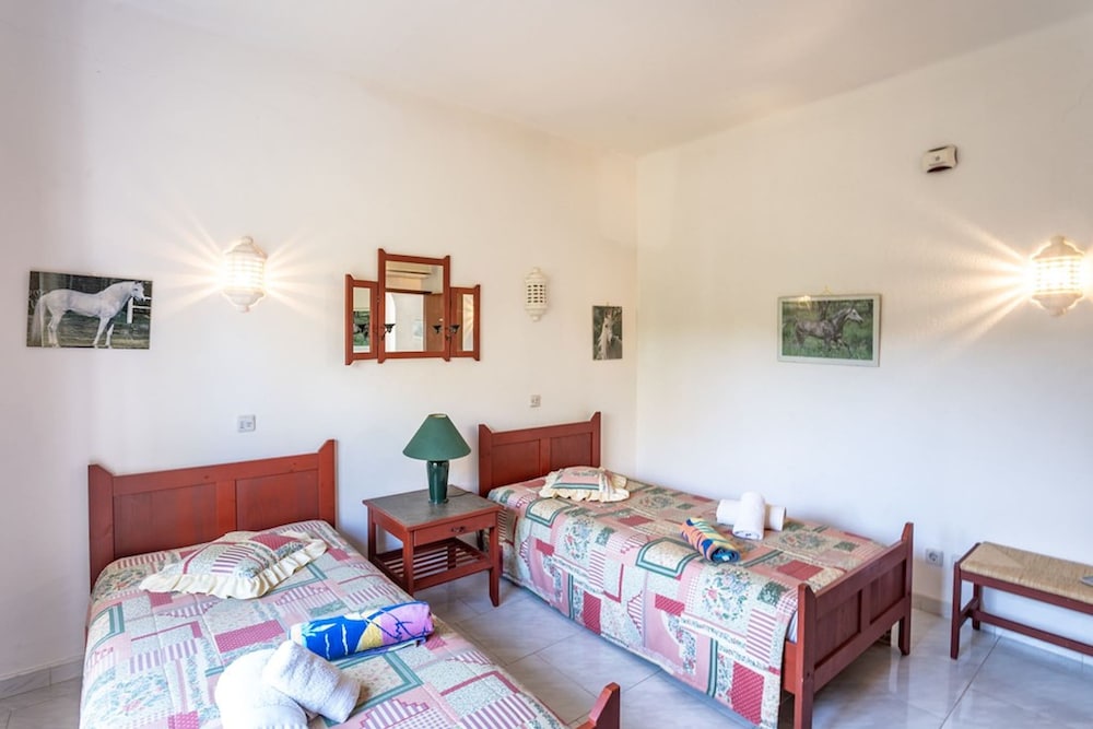 Joana Stunning Villa IS A 10 MIN Walk TO THE BEA