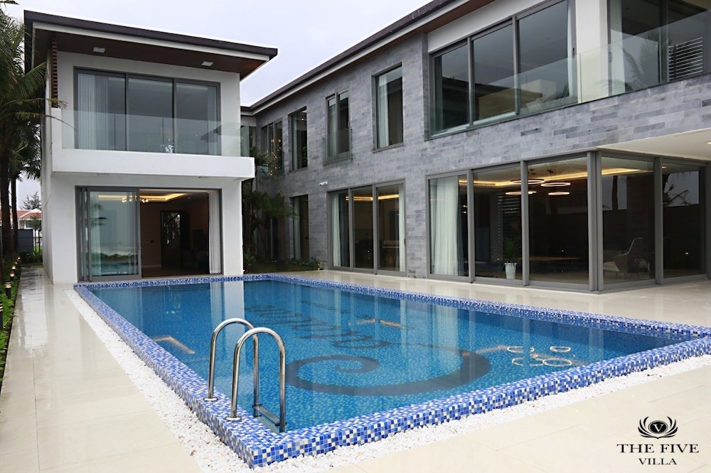 Luxury Yacht Villa
