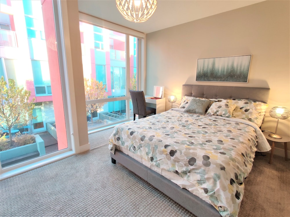 Monki Di Executive Suites - GLAS - Luxury Inner City Home 3 min to Downtown w Private Rooftop Patio Fireplace - Image 2