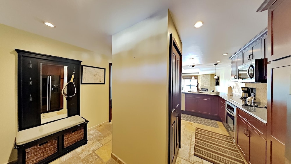 Gorgeous Remodeled Condo With Views Of Mammoth Mountain! by RedAwning