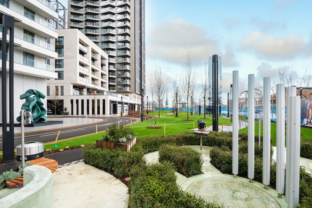 Stunning two Bedroom Docklands Apartment With Balcony