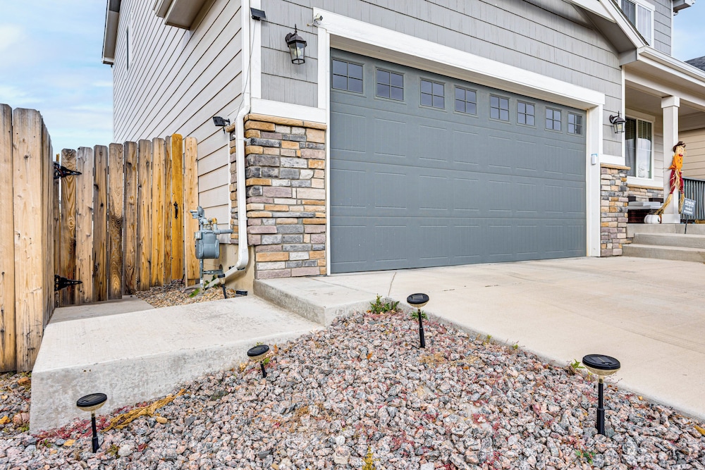 8 Mi to Usafa! Hot Tub Haven in Colorado Springs