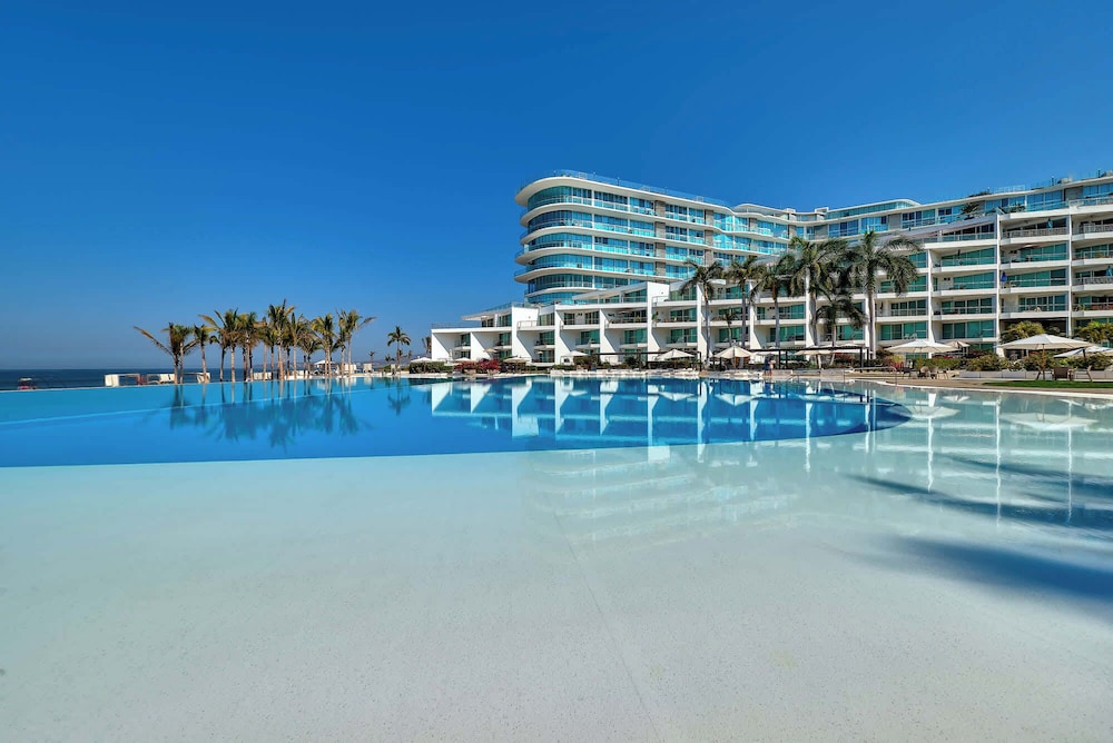 Beachfront Duplex With Multiple Pools - Beachclub