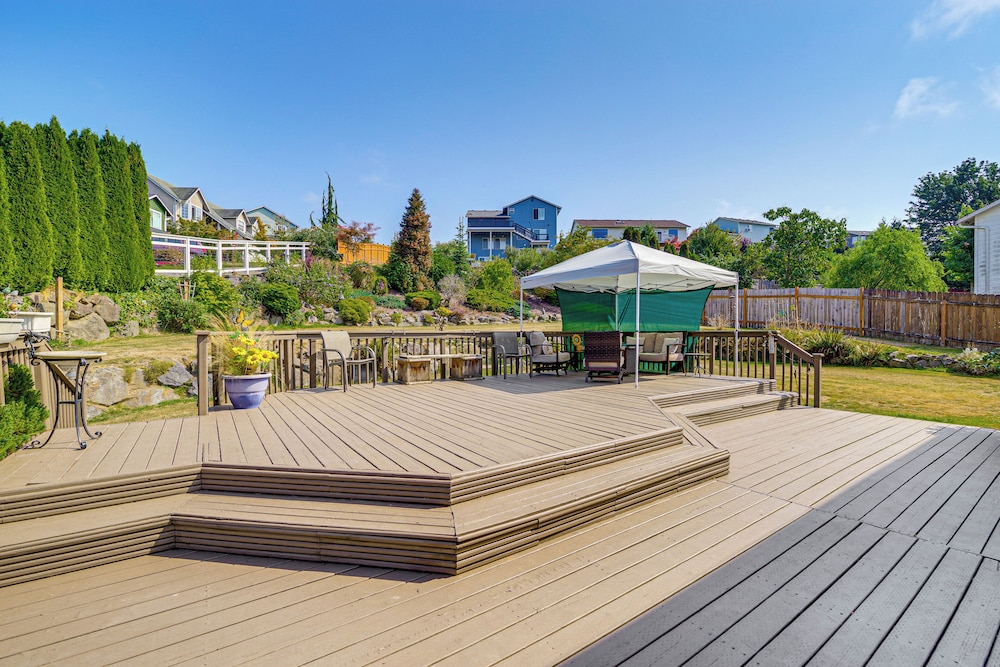 Spacious Yard & Deck: Home 8 Mi to Puget Sound!