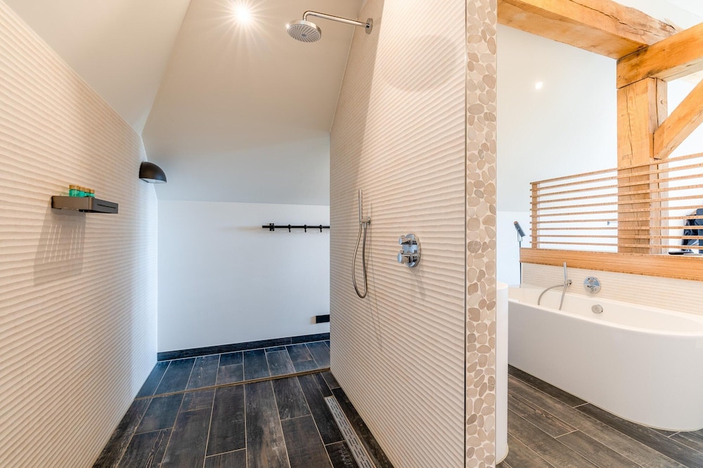 Modern 6-person Villa With Private Hot Tub - Near Beach & Nature