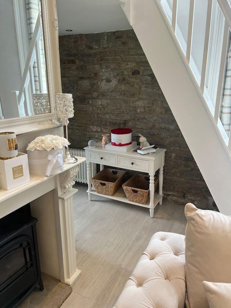 Luxury 3 Bedroom Penthouse w Massive Roof Terrace view 4