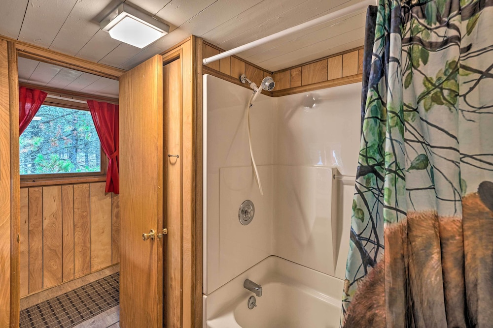 2 Cozy Island Park Cabins w/ Near the Lake! view 4