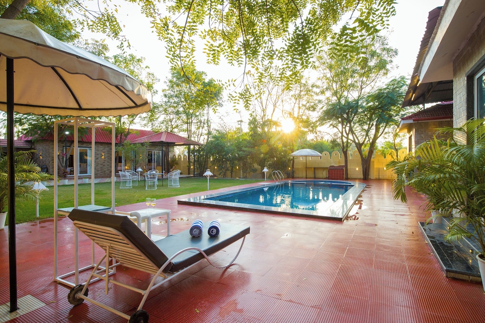 Alaya Stays 5BHK Roohmon's Farm Pvt Pool