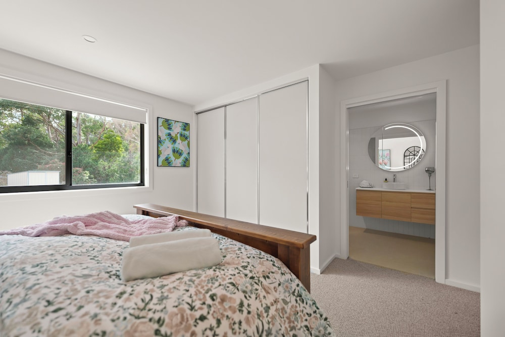Gorgeous 4 Bedroom House - Blackmans Bay