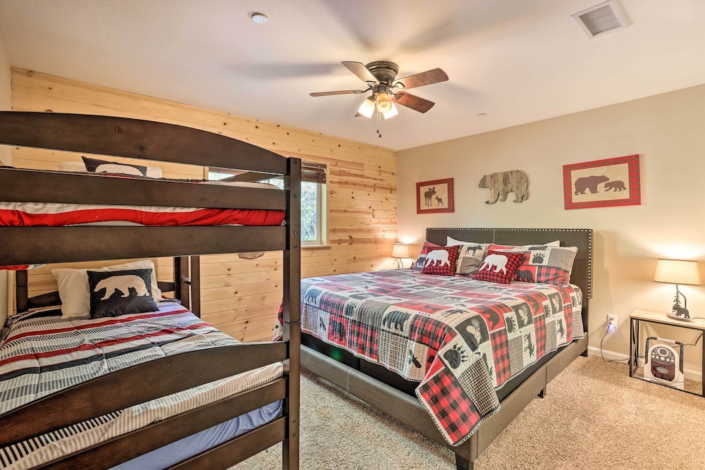 Half-mi to Bear Mtn Ski Resort: Cabin w/ Hot Tub view 3