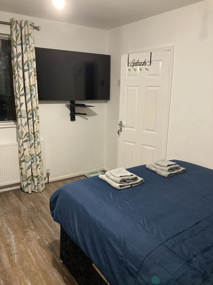 Impeccable 2-bed House Near City Centre view 3