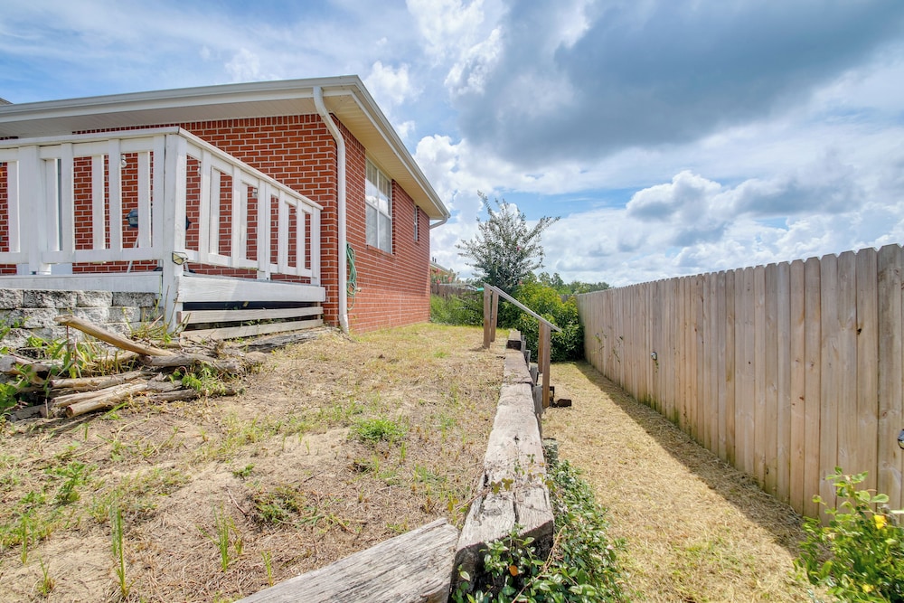 3 Mi to Escambia Bay: Home w/ Deck & Private Yard!