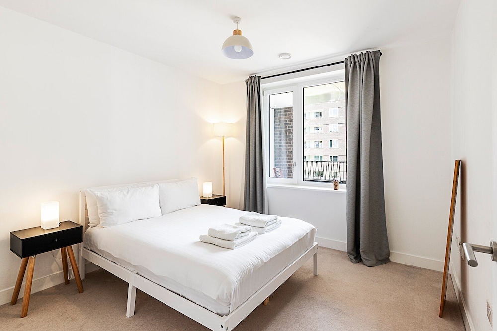 Modern 2-bed Flat With Terraces in Leyton