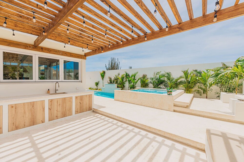 Bohostyle Villa 3min to Beach Hottub 8 Sleeps